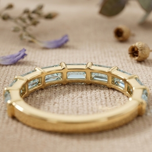 Anillo de Eternidad con Aguamarina Corte Esmeralda Cultivada en Laboratorio, Oro 14K/18K, Anillo de Boda Apilable, Joyería Unisex de Lujo, Gemas Bhatiya, IGI - Product Image 2