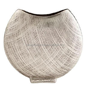 Nuevo Florero Decorativo de Aluminio para Mesa con Acabado Dorado y Negro Martillado, Tamaño Estándar - Product Image 4