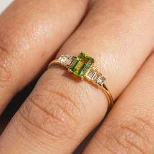 Anillo de compromiso de lujo con peridoto de corte baguette delicado, plata de ley 925, chapado en oro de 14K, sin níquel, sin plomo, piedra de nacimiento de junio - Product Image 3