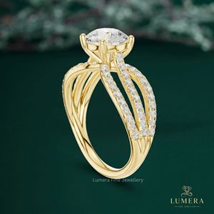 Bague de fiançailles en or jaune avec diamant de laboratoire rond brillant, bague de mariage à triple sangle fendue style Cathédrale - Product Image 3