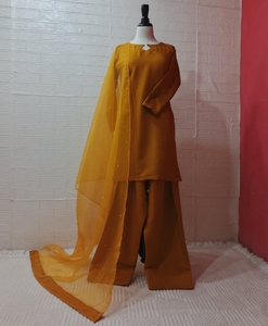 Ensemble FARSHI SHALWAR 3 pièces prêt-à-porter en pure soie brute, avec dupatta en organza doux, coutures de qualité et perles sur le dupatta. - Product Image 3