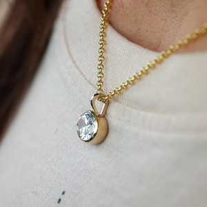 Colgante de Moissanita con Bisel Ovalado, Engaste Tipo East West, Anilla Fija, Plata de Ley 925, Chapado en Oro de 14K, Joyería de Platino - Product Image 4