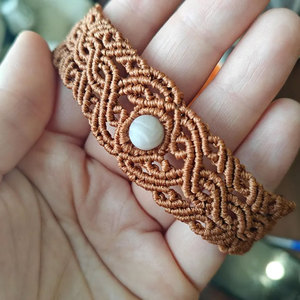 Bracelet en macramé fait main avec pierre blanche naturelle, bracelet bohème réglable en cordon ciré, bijoux artisanaux en gros - Product Image 1