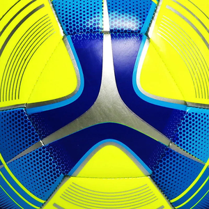 Ballon de football CORE FIELD jaune et noir, durable, design classique à panneaux, écologique, léger, pour l'entraînement des enfants et des adultes - Product Image 6