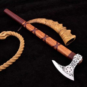 Hache de Bûcheron en Acier à Haute Teneur en Carbone Forgée à la Main, Manche en Bois Personnalisé OEM, Forge Nordique, 4 Lames, Longueur Totale 500mm pour le Travail du Bois - Product Image 1