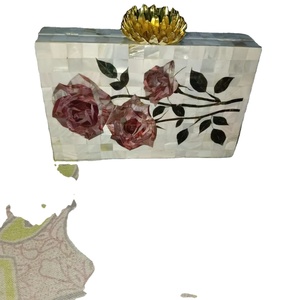 Bolso de Mano de Madera Estilo Bohemio de Lujo con Incrustaciones de Nácar, Hecho a Mano, Patrimonio Árabe Premium, Regalo Moderno para Damas en Eid y Ramadán - Product Image 1