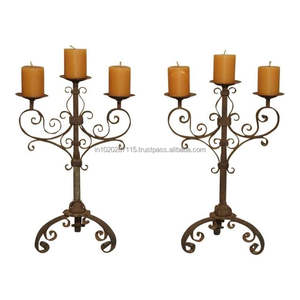 Candélabre artisanal en fer à branches multiples idéal pour créer un éclairage ambiant doux dans les salles à manger - Product Image 4