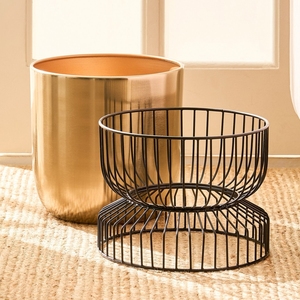 Pot de fleurs décoratif en métal brossé avec support en cage métallique noire pour l'esthétique du salon, de la chambre et du bureau - Product Image 2