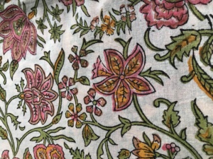 ผ้าฝ้ายพิมพ์ลายด้วยมือ สีขาวงาช้าง พื้นหลังสีขาวงาช้าง ลายดอกไม้หลากสี |   งานพิมพ์ลายแบบดั้งเดิมของอินเดียสไตล์กัลัมคารี - Product Image 3