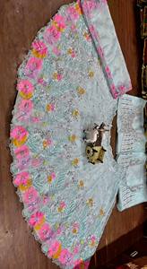 ชุดเลเฮนกาโชลีปักลายดอกไม้สุดหรู พร้อมผ้าคลุมไหล่เน็ต – ชุดแต่งงานสีพาสเทลดีไซน์เนอร์สำหรับผู้หญิง - Product Image 6