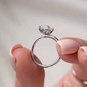 Élégante bague de fiançailles solitaire en moissanite taille émeraude 3 carats en or jaune 14 carats, avec 4 griffes et bande cathédrale de 2 mm, bague de mariée - Product Image 6