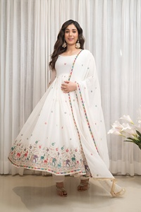 Vestido de fiesta de georgette con bordado de lentejuelas y detalles de codificación, listo para usar, con parte inferior y dupatta completamente cosidos. - Product Image 1