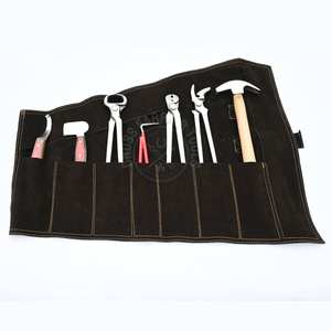 Kit de Herramientas de Herrador de Alta Resistencia con Extractor de Clavos de Pezuña, Limpiador de Pezuñas, Cuchillo de Pezuñas Rainbow, Cortador de Pezuñas, Cortador de Clavos y Martillo - Product Image 1