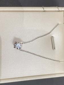 Collar con Colgante de Diamante Cultivado en Laboratorio, Corte Brillante, Color DEF, Claridad VVS/VS, en Oro, Oro Rosa, Oro Blanco o Plata, con Cadena, en Set de Regalo - Product Image 2