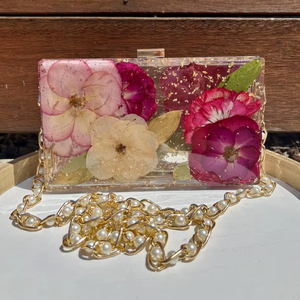 Bolso de Noche Ecológico con Cadena de Perlas y Flores Prensadas, Diseño de Rosa en Resina - Product Image 1