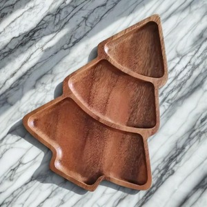 Assiette en bois en forme de sapin de Noël, idéale pour servir des paniers-cadeaux festifs et décorer une table de fêtes élégante, provenant d'Inde. - Product Image 1