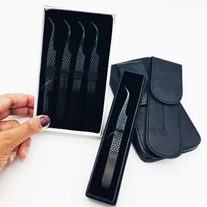 Boîte d'emballage noire RMI et pince à cils en plasma noir brillant à pointe incurvée avec poignée diamantée - Product Image 2