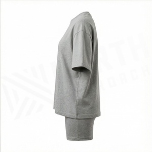 Ensemble tricoté 2 pièces pour femme, t-shirt gris à manches courtes avec logo en relief et short au-dessus du genou, coupe décontractée, toutes saisons - Product Image 3
