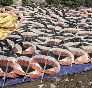 Abanico de bambú artesanal vietnamita tejido con materiales naturales para fines de refrigeración y decoración distintiva en ceremonias - Product Image 1