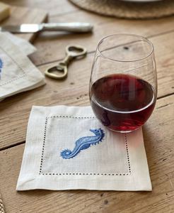 Serviettes de cocktail personnalisées en lin brodé fait main, motif hippocampe bleu, 6x6 pouces, durables et réutilisables, avec ourlet festonné - Product Image 1