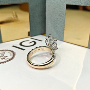 แหวนเพชรทรงรี 7 กะรัต ผลิตในห้องปฏิบัติการ Global Gems รับรองโดย IGI ตัวเรือนทอง 14K ฝังแบบซ่อน ดีไซน์หรูหราคลาสสิกสำหรับทั้งชายและหญิง เหมาะสำหรับเป็นแหวนหมั้น - Product Image 4