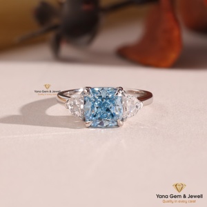 Bague trilogie fantaisie bleu vif VS2 clair avec diamant de laboratoire CVD taille coussin de 2,00 carats certifié IGI en or massif 14K pour femme - Product Image 1
