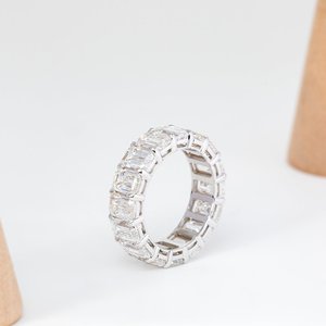 Anillo de Eternidad de Oro Blanco Sólido de 14K con Diamante Cultivado en Laboratorio con Corte Esmeralda de 6x4mm, Certificado por IGI, con Engaste de Garras Completo de Lujo - Product Image 3