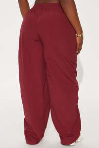 Pantalon de survêtement coupe-vent léger en tissu tissé avec passepoil contrastant rouge bordeaux, marque privée, pour hommes, fabricant de bas de tenue mode - Product Image 5