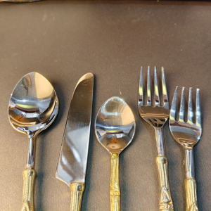 Exclusivo Juego de Cubiertos de 5 Piezas Inspirado en el Bambú con Mangos de Latón Dorado Texturizado y Cabezas de Cubiertos Plateadas Pulidas para Accesorios del Hogar - Product Image 3