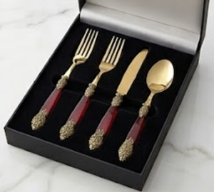 Service de couverts vintage plaqué or avec manches rouges et décorations ornées pour une présentation élégante de table de mariage - Product Image 6