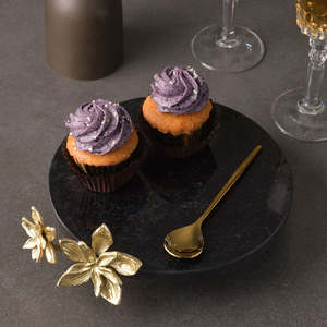 Base redonda para pastel con diseño floral en dorado y negro para bodas y eventos. - Product Image 3