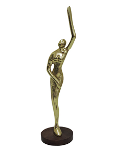 Sculpture féminine abstraite moderne, statue élégante allongée en aluminium avec bras relevé sur socle en bois, décoration contemporaine pour la maison et le bureau - Product Image 2