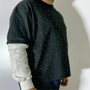 Camiseta Blanca de Hombre de Moda con Diseño de Logotipo Personalizado, Tejido Sólido, Corte Regular, con Pedrería en el Cuello y Venta al Por Mayor Personalizada - Product Image 2