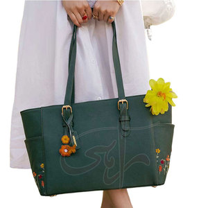 Sacs fourre-tout pour femmes en vert bouteille, portables et imperméables, avec fermeture à glissière, chaînes et broderies - Faux cuir de haute qualité - Product Image 1