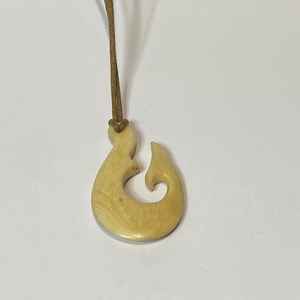 Collar con Colgante de Gancho Tribal Tallado a Mano - Product Image 1