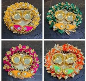 Thali de Pooja artisanal de designer avec double support pour Diya et Kumkum, essentiel pour les fêtes, ornements complexes à motifs de feuilles - Product Image 2