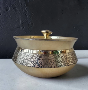 Sofisticada taza curva de latón con un elegante borde de enredadera grabada y un ribete acampanado. Disponible a precio de mayorista. - Product Image 1