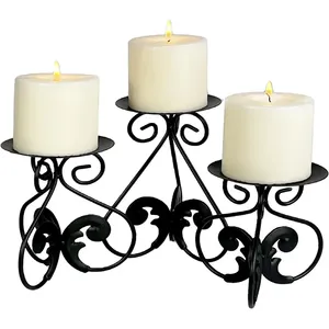 Support à bougies en fer avec trois bougies piliers, design orné à motifs en spirale pour la décoration de la maison - Product Image 1