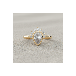 Anillo de compromiso Stonewels con diamantes engastados en bisel de pera y tiara, oro de 14k |   Certificado de Cultivo en Laboratorio |   Propuesta de Matrimonio Romántica con Corona de Halo de Lujo - Product Image 1