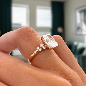 Bague de fiançailles en diamant de culture radiant taille princesse_ Bande florale en or rose 1,50 CT Diamant taille princesse - Product Image 4