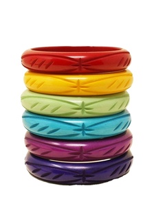 Brazaletes de resina hechos a mano con flores reales, partículas coloridas y tacto brillante para usar en todas las ocasiones - Product Image 1