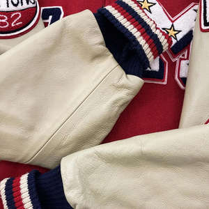 เสื้อแจ็คเก็ตวาร์ซิตี้ขนสัตว์คุณภาพสูงสำหรับผู้ชาย คอตั้ง แขนยาว ลายตัวอักษร ปักลายตามสั่ง หนังฟอก สำหรับฤดูหนาว - Product Image 5