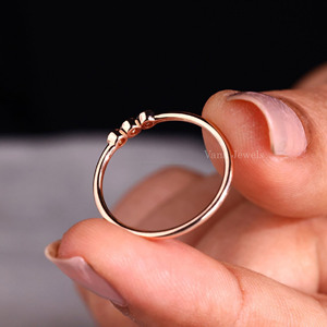 Bague de mariage minimaliste pour femme en or jaune massif 14 carats avec trois diamants brillants de laboratoire, empilable, certifiée IGI - Product Image 5