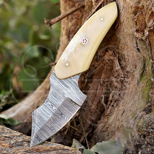 Couteau de chasse artisanal en acier Damas avec manche en os de chameau et étui en cuir – Équipement de survie extérieur haut de gamme - Product Image 5