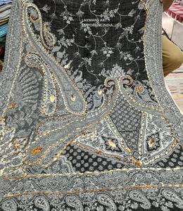 ผ้าพันคอขนแกะเนื้อนุ่มหลากสี ผ้าคลุมไหล่ปักลายดีไซเนอร์พร้อมชายครุย สำหรับฤดูหนาว ขายส่งจากอินเดีย - Product Image 4