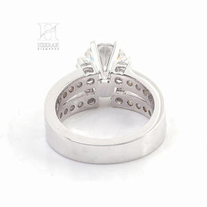 Bague de fiançailles solitaire en or blanc massif avec diamant rond, double anneau et tige architecturale fendue pour femme - Product Image 2