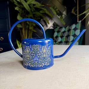 Regadera grande de metal para jardín con pico largo para plantas de exterior y acabado duradero con recubrimiento en polvo resistente al óxido. - Product Image 1