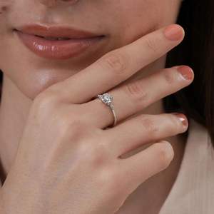 Bague de fiançailles en diamant de laboratoire taille brillant rond avec pierre centrale certifiée IGI et diamants latéraux ronds et marquise - Product Image 4