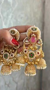 Boucles d'oreilles cachemiriennes de qualité supérieure, allure luxueuse, magnifiques boucles d'oreilles tendance, parfaites pour les mariages, les occasions festives, les soirées. - Product Image 2