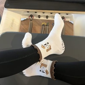 Calcetines Blancos Antideslizantes para Mujer JZVINA, Diseño con Letras Bordadas, Volantes, Absorbentes de Sudor, para Uso Diario en Verano - Product Image 3